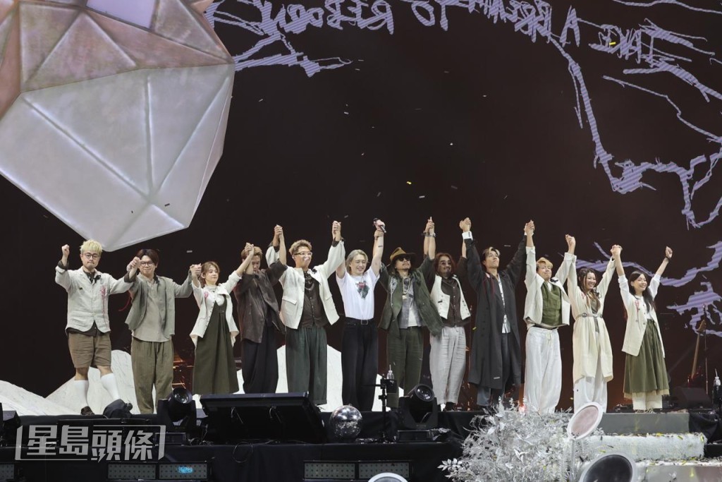 Jer與團隊感謝歌迷。 Jer與團隊感謝歌迷。