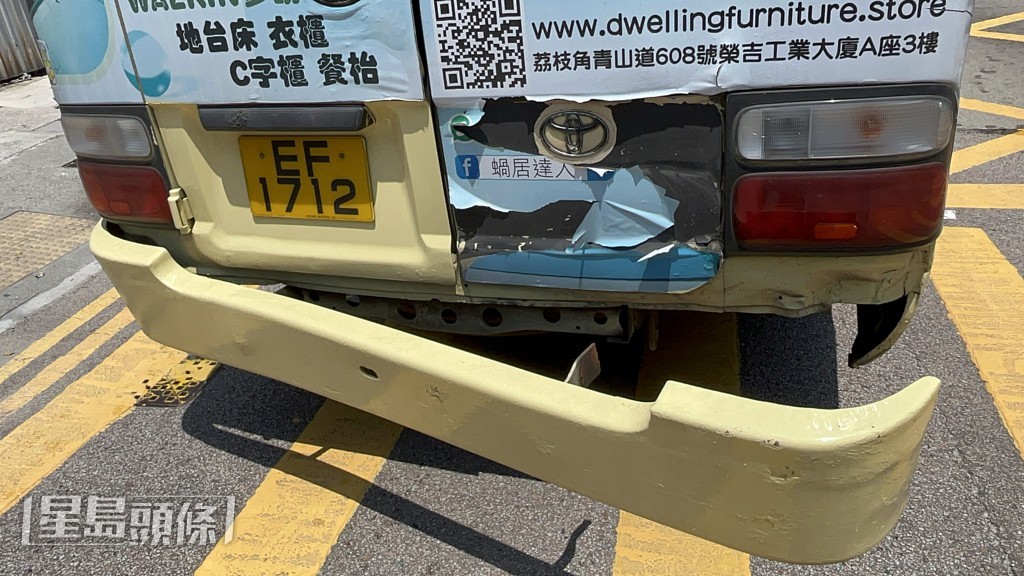 小巴車尾受損。楊偉亨攝