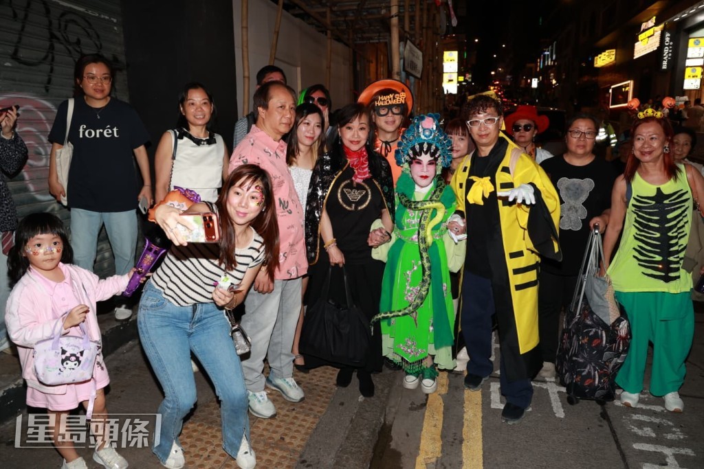 黃夏蕙與好友一起開心聚會。 黃夏蕙與好友一起開心聚會。