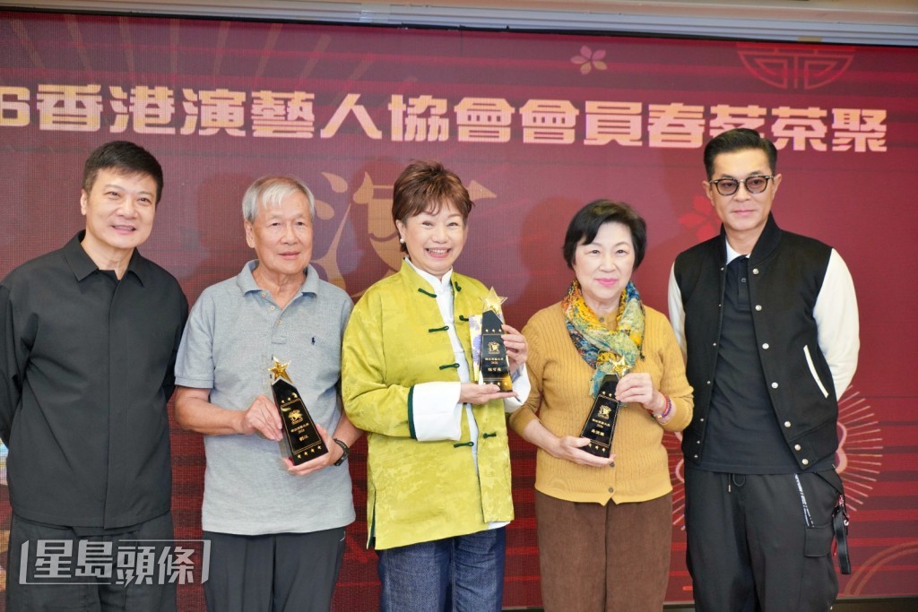 三人在古天樂及錢嘉樂手中接過獎項。