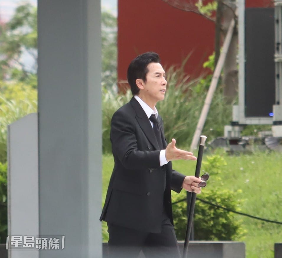 甄子丹慢慢步出,臉上有血跡! 甄子丹慢慢步出,臉上有血跡!