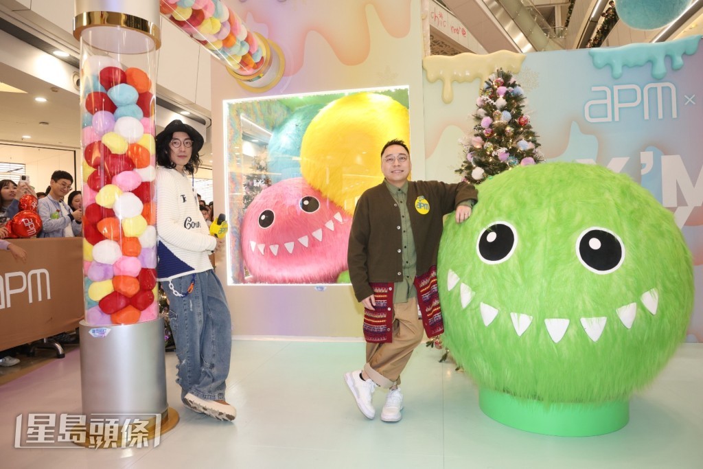 與現場觀眾一同迎接2026年。