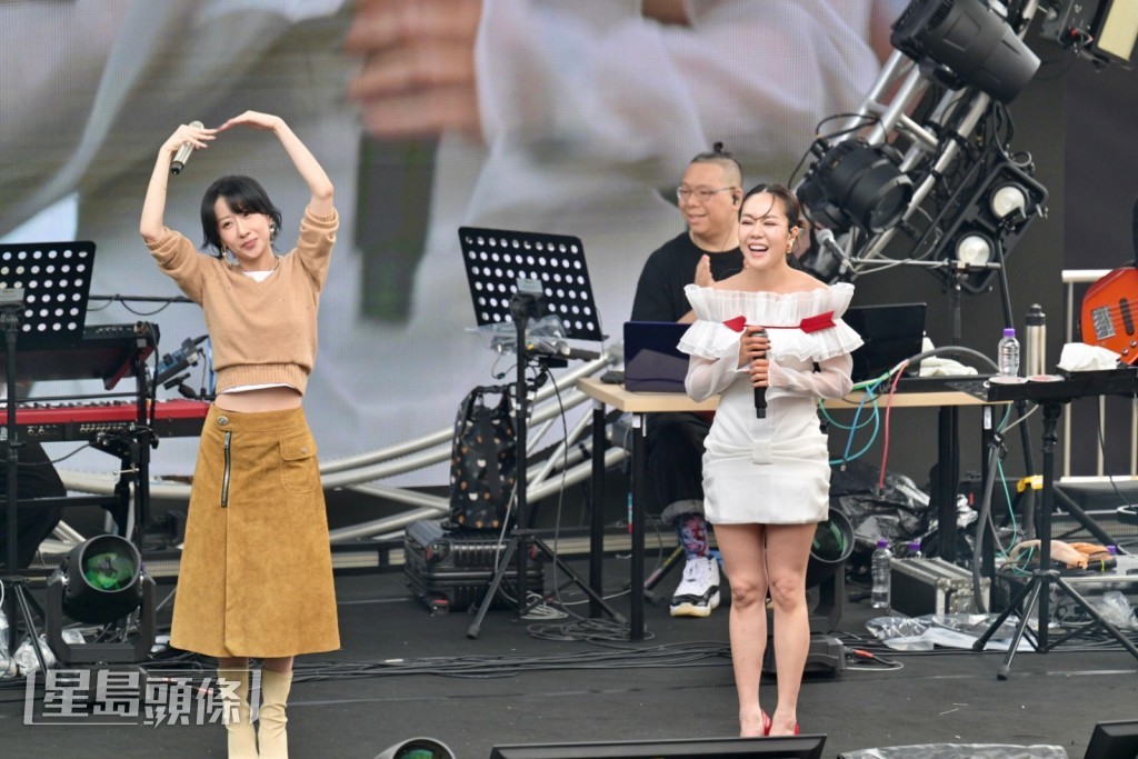 泳兒也一盡地主之誼和她合唱了 ROSE的 number one girl 。