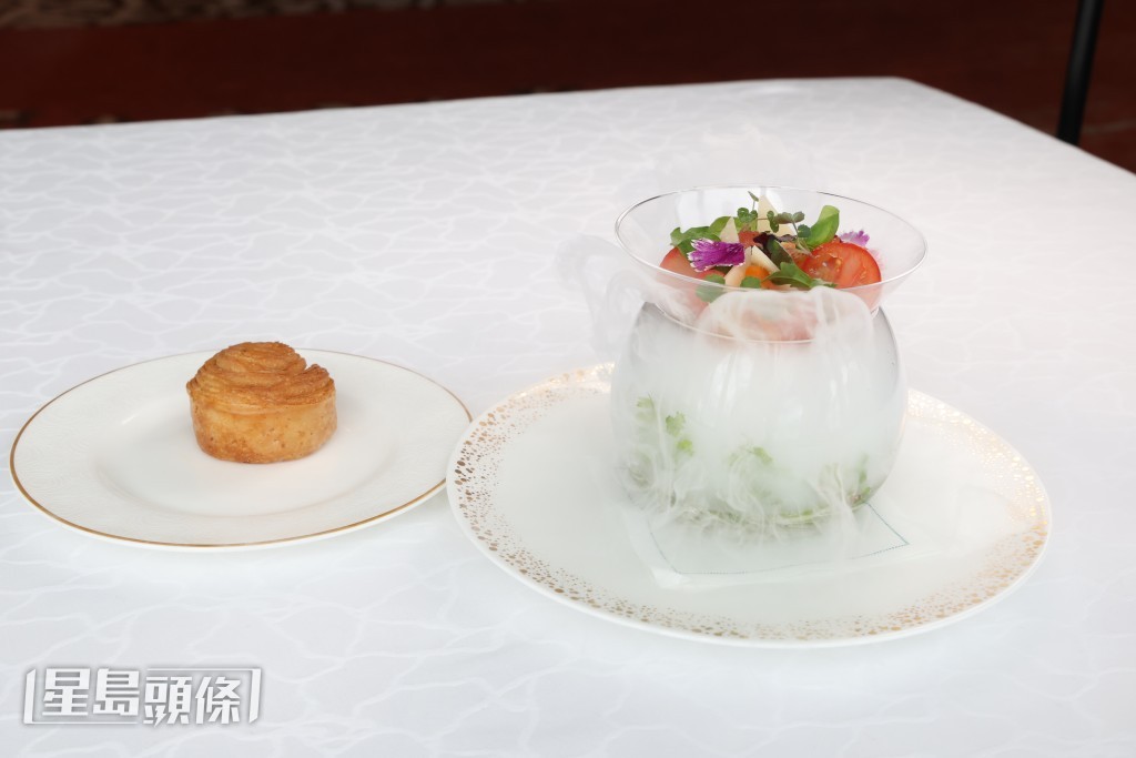 精緻番茄果凍，蘊含冷湯、香料及香草風味，搭配溫熱的17種香料酥皮麵包。