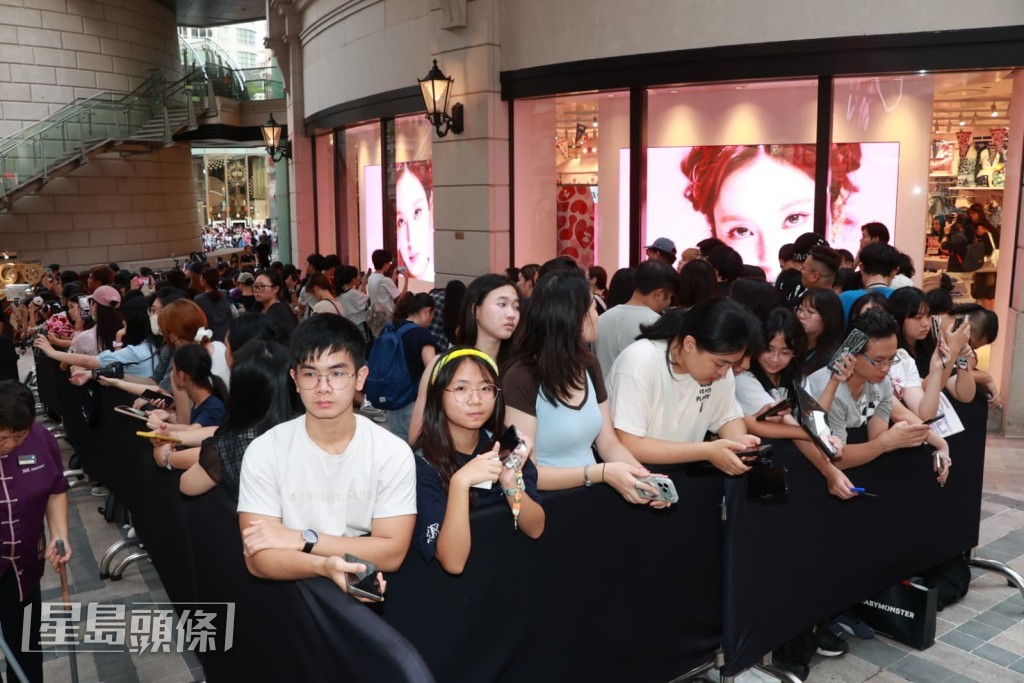MONSTIEZ(粉絲暱稱)為見偶像,昨晚已前來排隊等候。 MONSTIEZ(粉絲暱稱)為見偶像,昨晚已前來排隊等候。
