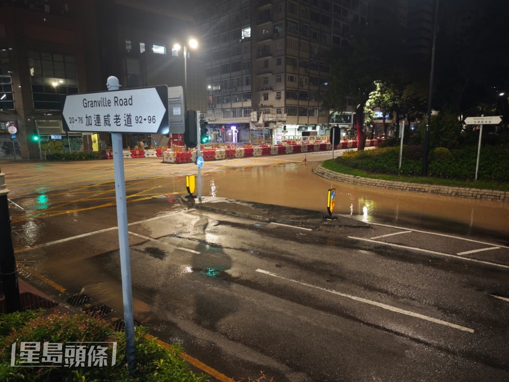 尖沙咀漆咸道南與加連威老道交界地底一條水管突然破裂,大量黃泥水如泉湧般自地底噴出,迅速淹沒附近車路及行人路。黎志偉攝 尖沙咀漆咸道南與加連威老道交界地底一條水管突然破裂,大量黃泥水如泉湧般自地底噴出,迅速淹沒附近車路及行人路。黎志偉攝