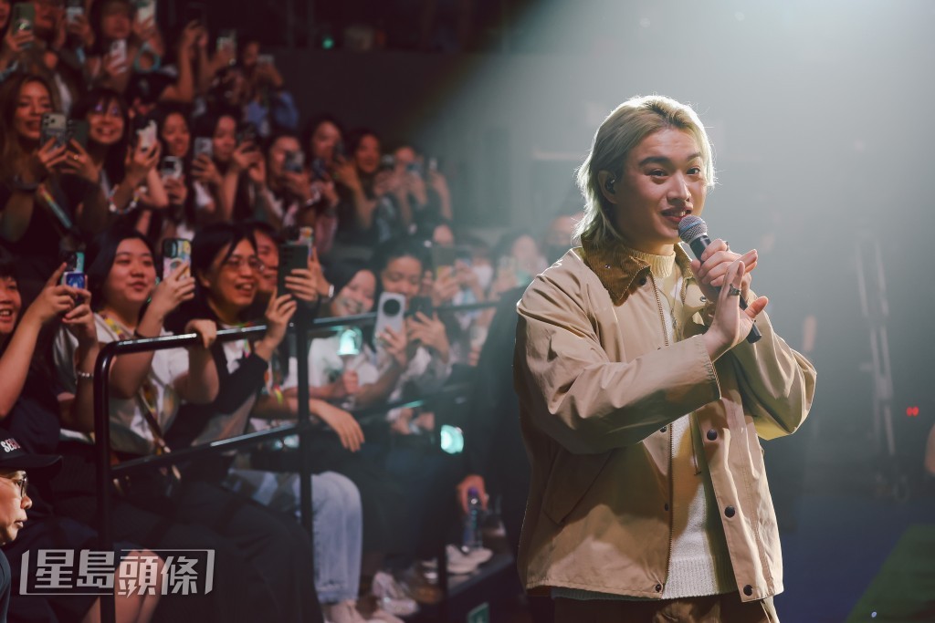 Jer非常享受同粉絲大合唱。