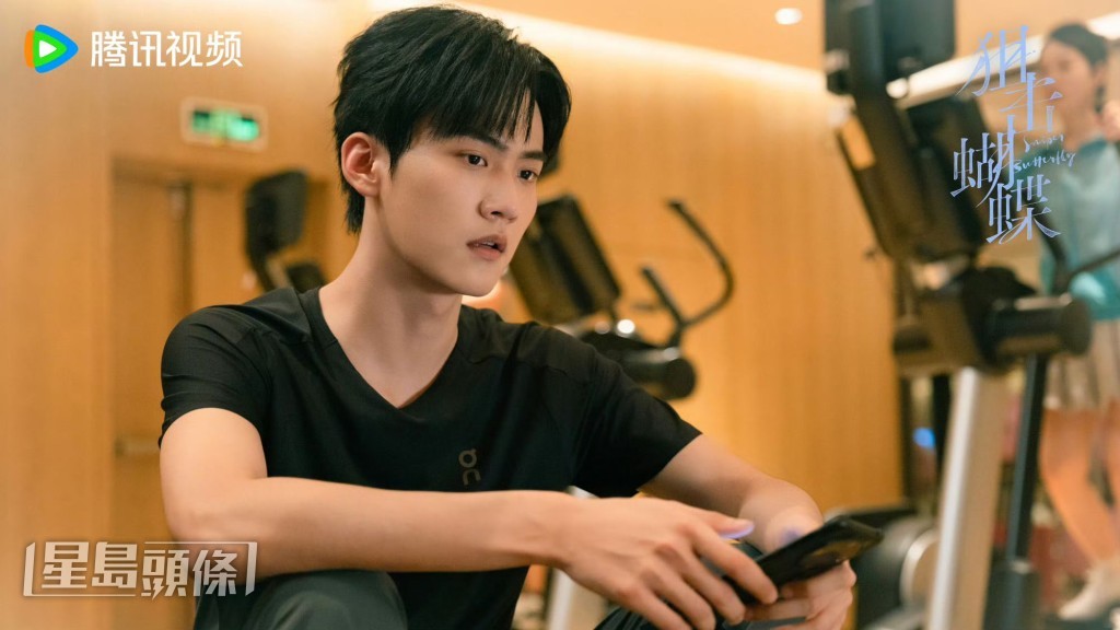 李雾看到岑矜的好友申请一秒通过。