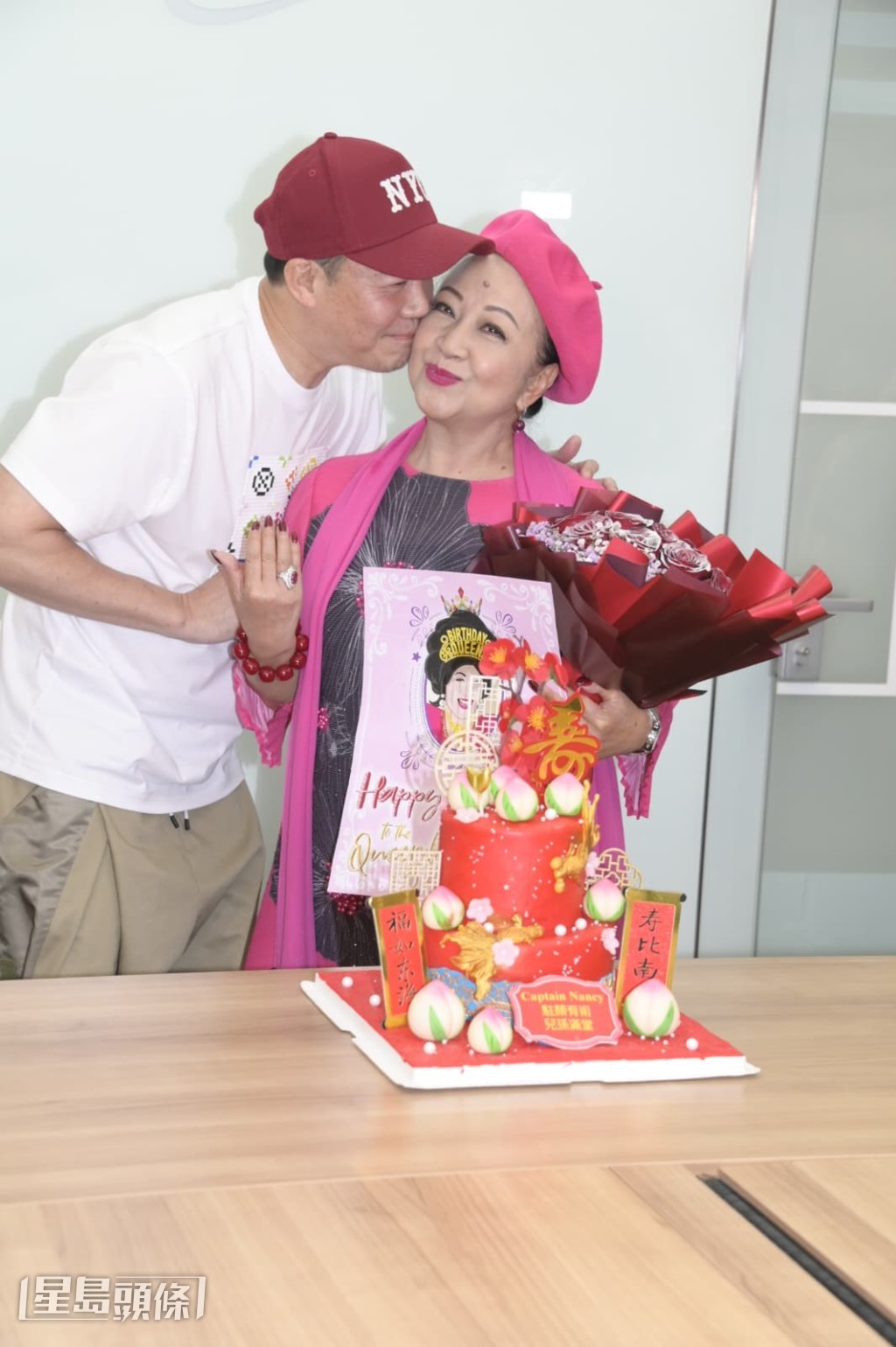 她透露明天將與家人出外旅行幾天慶祝。 她透露明天將與家人出外旅行幾天慶祝。