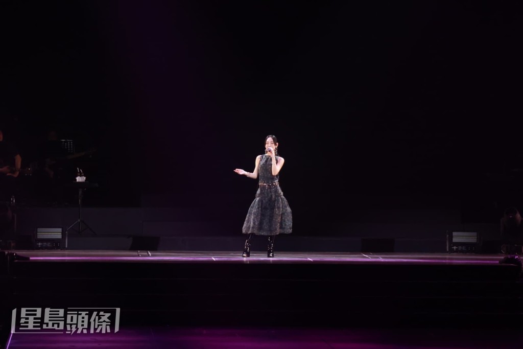 Gigi自己在台上表現。