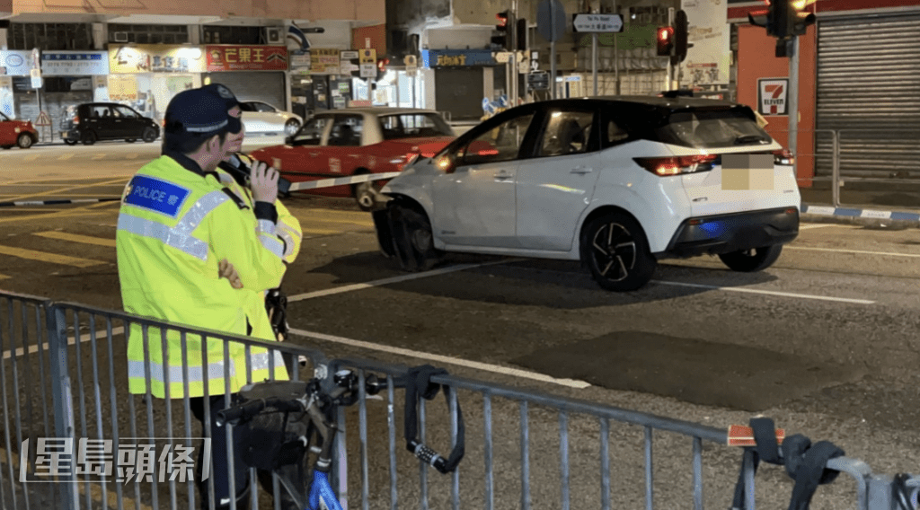 涉案日產私家車隨後駛前約300米,途經石硤尾街近大埔道燈位時,男司機遭截查被捕。蔡楚輝攝 涉案日產私家車隨後駛前約300米,途經石硤尾街近大埔道燈位時,男司機遭截查被捕。蔡楚輝攝