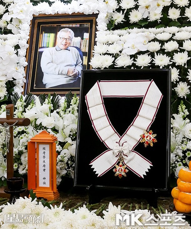 韓國文化體育觀光部代表政府向李順載頒發榮譽勳章。