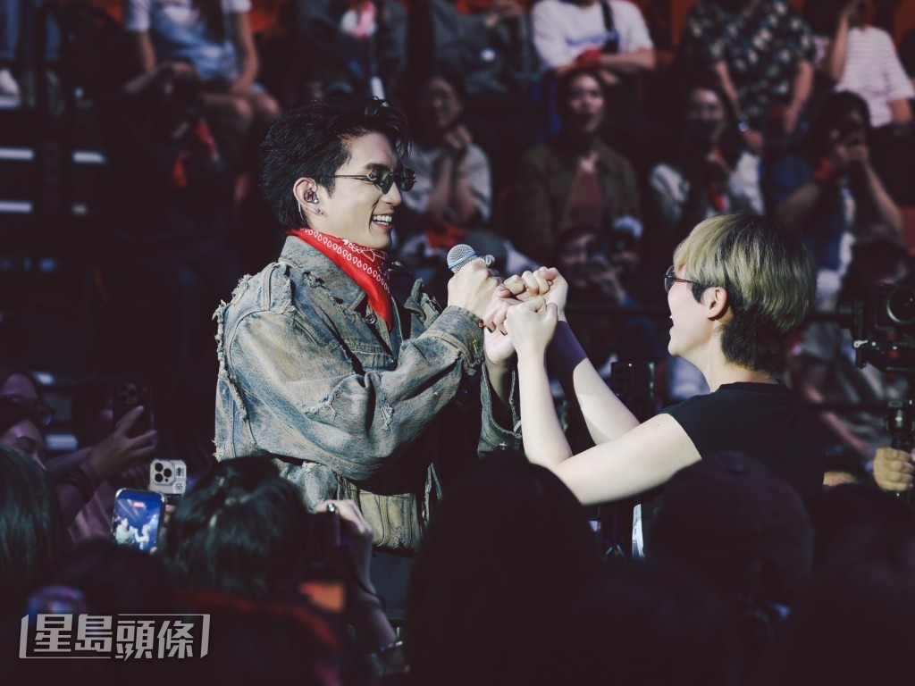 和粉絲勾手指尾。 和粉絲勾手指尾。