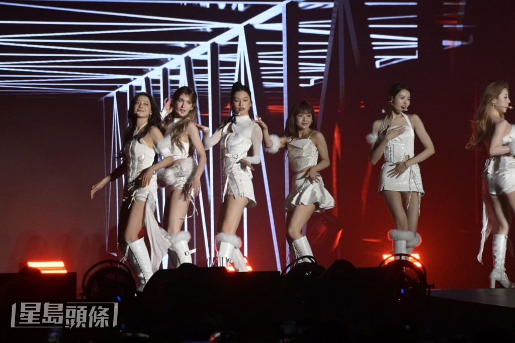 她們唱畢《IOI（Where My Girl At）》後形容，這首歌的舞步動作好有型。