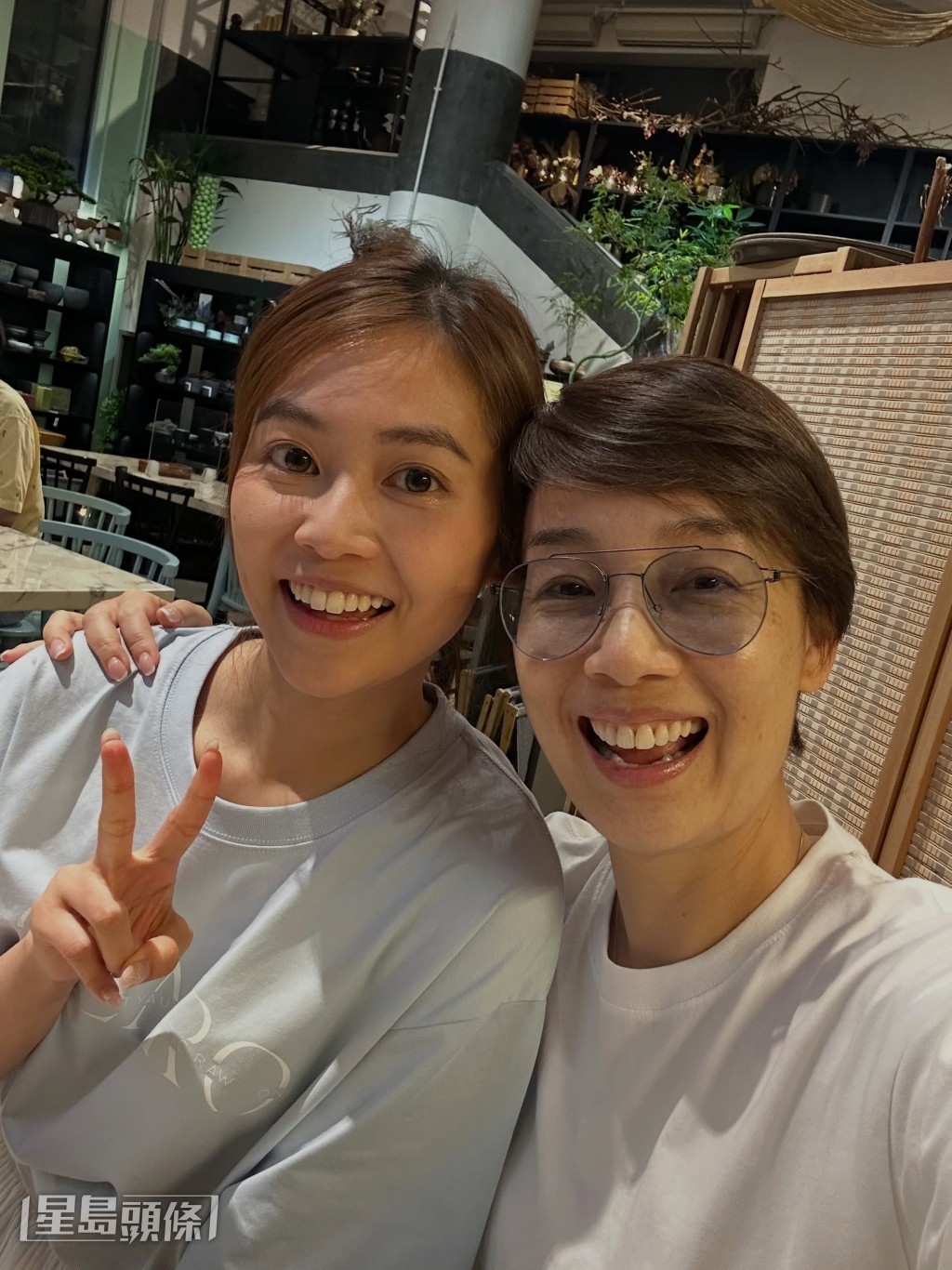 江美儀早前才與郭柏妍一起飯聚,大讚對方越來越瘦及越來越靚。 江美儀早前才與郭柏妍一起飯聚,大讚對方越來越瘦及越來越靚。