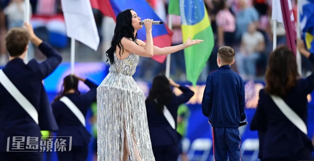 Katy Perry穿上一身閃銀晚裝，在美國開幕式上壓軸演出。（路透社）