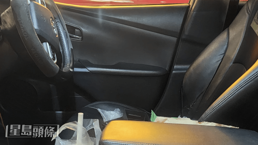 警方在車上司機位手柄位置,搜出一包懷疑俗稱「K仔」的氯胺酮毒品。黎志偉攝 警方在車上司機位手柄位置,搜出一包懷疑俗稱「K仔」的氯胺酮毒品。黎志偉攝