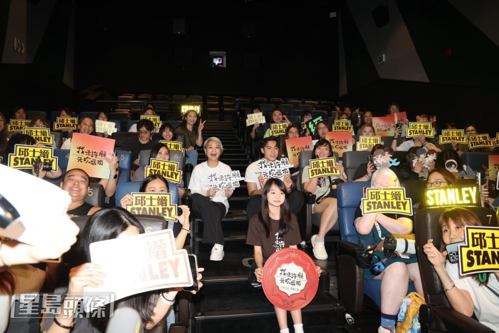 問到三人會是否肩負重任落力謝票宣傳。Stanley表示有待公司決定,畢竟梅靜妍居住澳門,所以要夾期視乎時間 問到三人會是否肩負重任落力謝票宣傳。Stanley表示有待公司決定,畢竟梅靜妍居住澳門,所以要夾期視乎時間