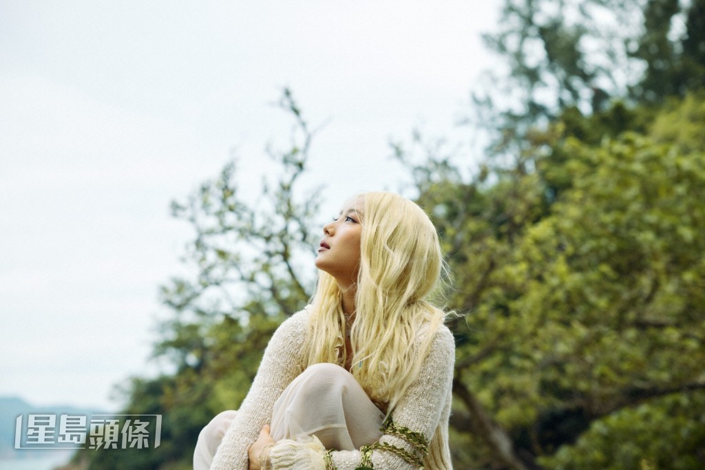 今次曲風以鮮有的慢歌為主,希望透過旋律予人紓壓的感覺。 今次曲風以鮮有的慢歌為主,希望透過旋律予人紓壓的感覺。