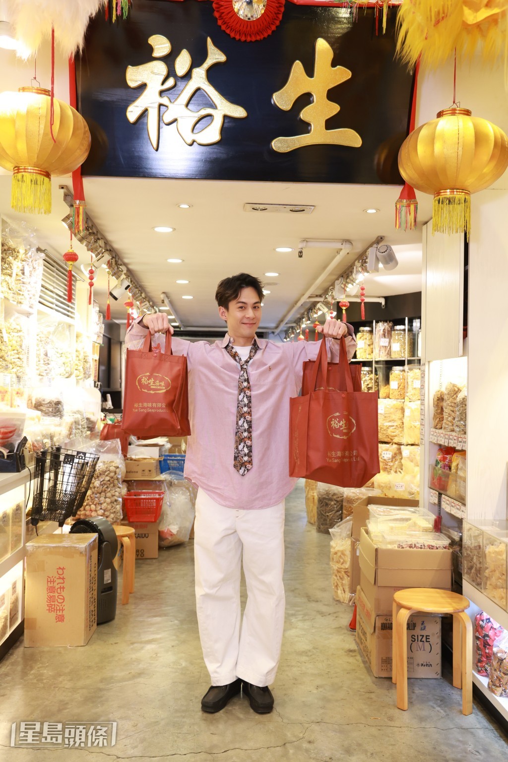 孝順仔朱鑑然到海味店揀參茸海味孝敬父母。