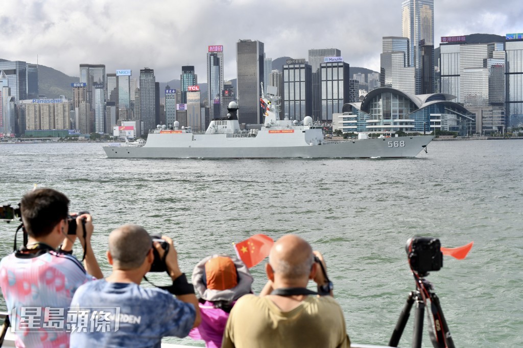 市民夾岸歡迎艦隊抵港。 市民夾岸歡迎艦隊抵港。