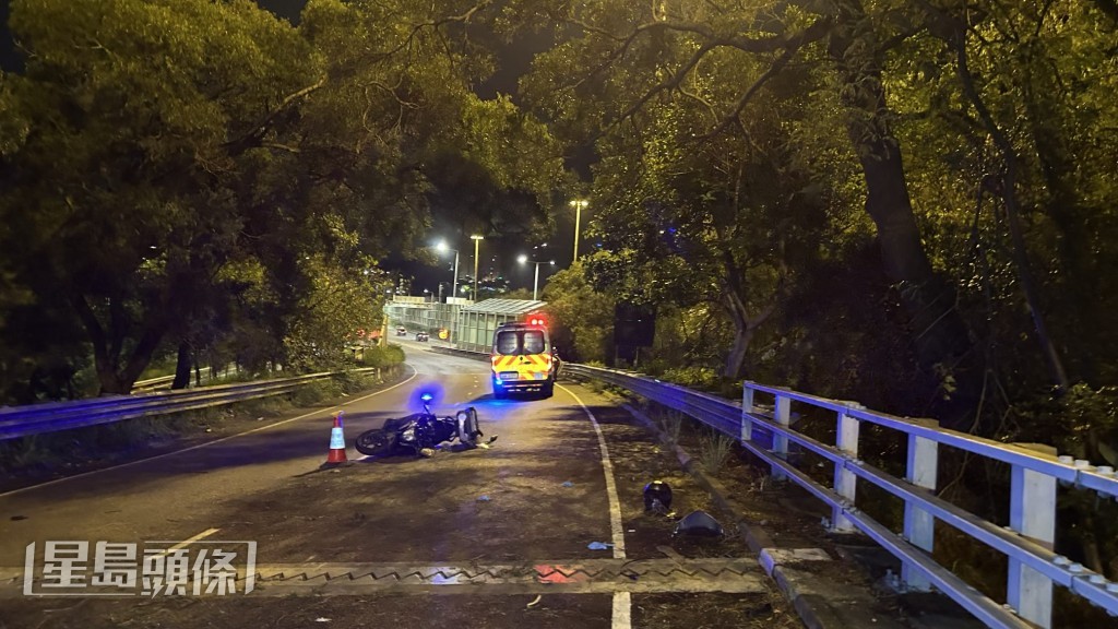 大埔電單車撞塌樹 38歲鐵騎士昏迷送院亡。蔡楚輝攝 大埔電單車撞塌樹 38歲鐵騎士昏迷送院亡。蔡楚輝攝