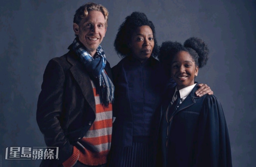 在2016年舞台剧《哈利波特:被诅咒的孩子》中,已起用黑人女演员Noma Dumezweni(中)扮演妙丽。 在2016年舞台剧《哈利波特:被诅咒的孩子》中,已起用黑人女演员Noma Dumezweni(中)扮演妙丽。