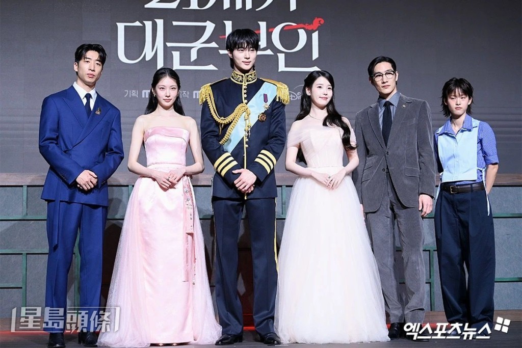 （左起）刘秀彬、孔升妍、边佑锡、IU、鲁常泫及李妍今日现身宣传《21世纪大君夫人》。