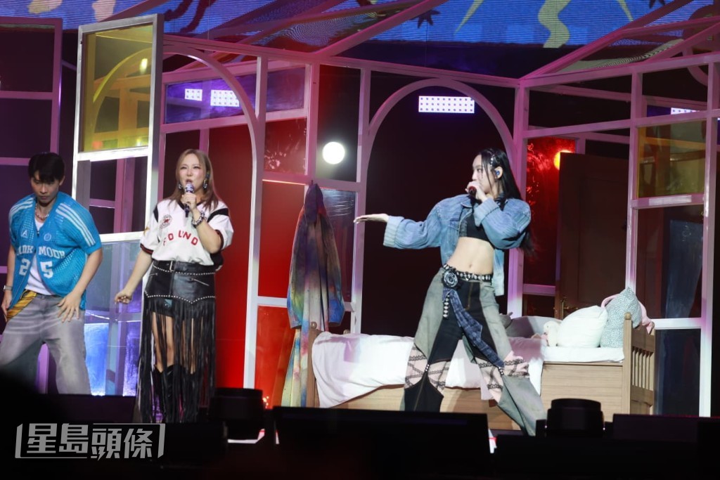 二人合力「世紀大合跳」。