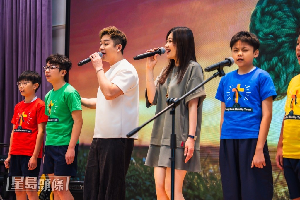 即場與同學合唱《每一個明天》。 即場與同學合唱《每一個明天》。