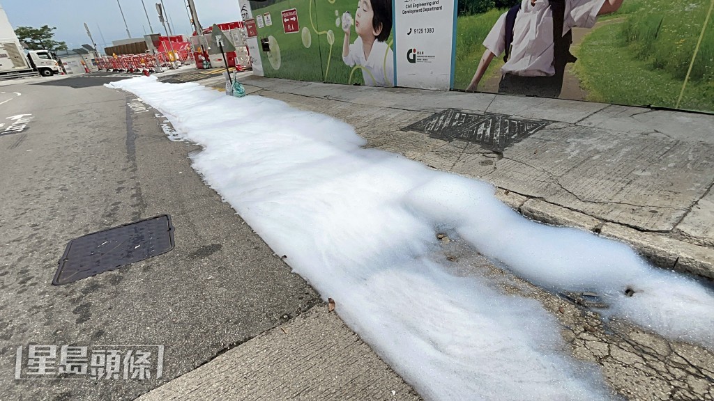 油站附近遺下大量泡沫。楊偉亨攝