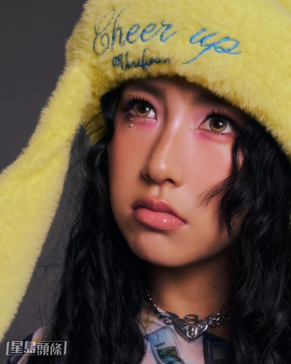 头戴黄色兔耳帽。