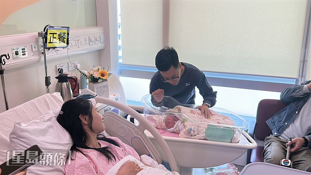 胡氏夫婦望着兒子，一臉幸福。劉漢權攝