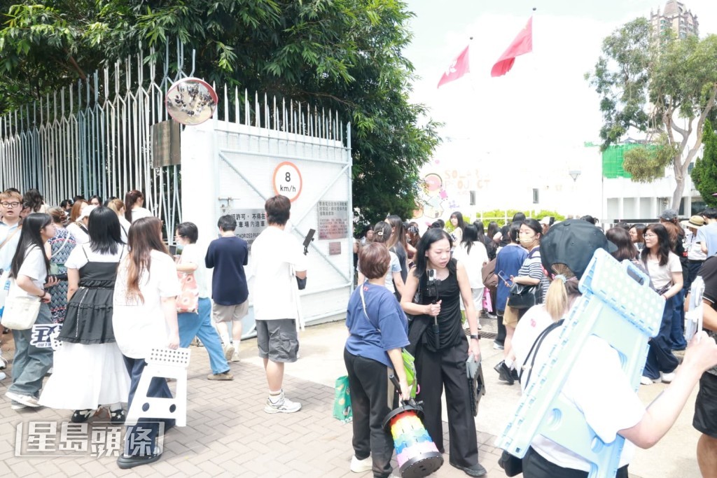 大批鏡粉在港台門口守候。
