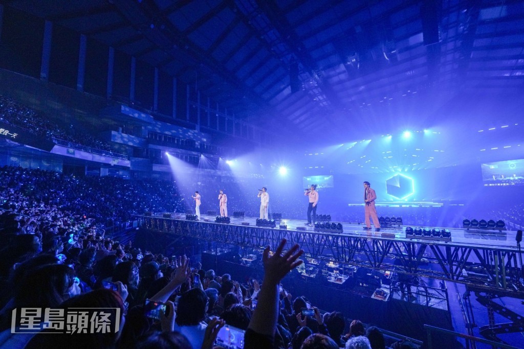  Energy踏上5公尺高的环绕移动舞台，与二、三楼歌迷近距离对视比爱心。