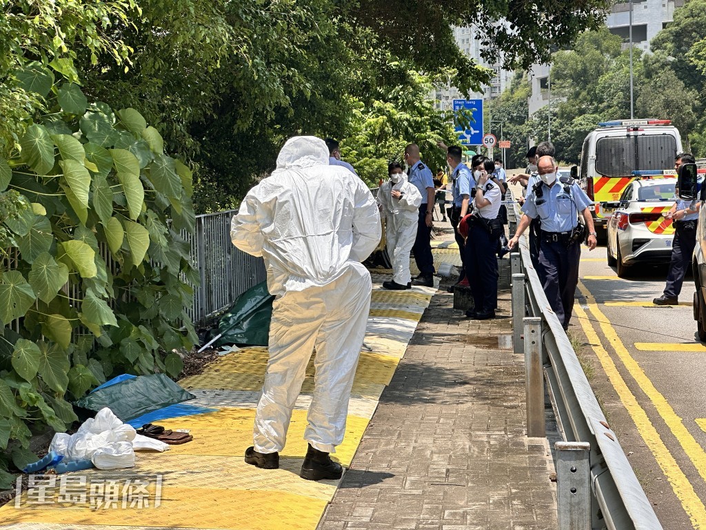 鑑證人員在場調查。梁國峰攝