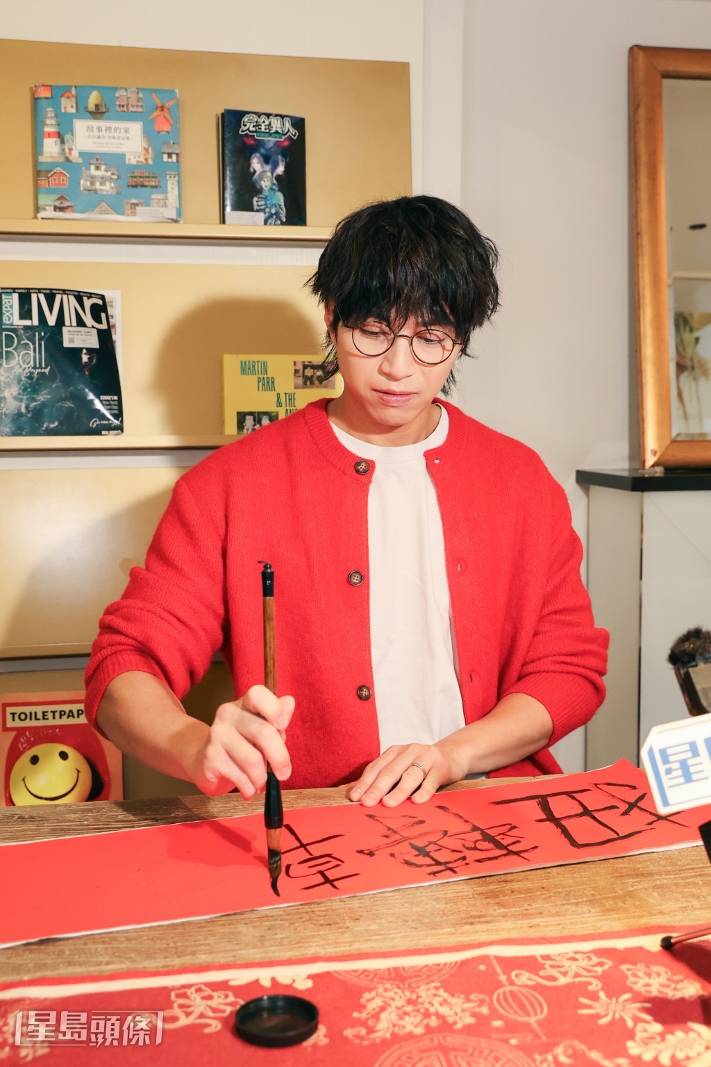 另外，他又說小時候也會寫揮春。