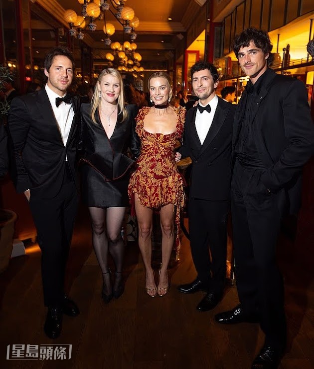 瑪歌老公Tom（左一）跟老婆及Jacob合照時，被肢體語言專家指他表現尷尬。（Warner Bros.）