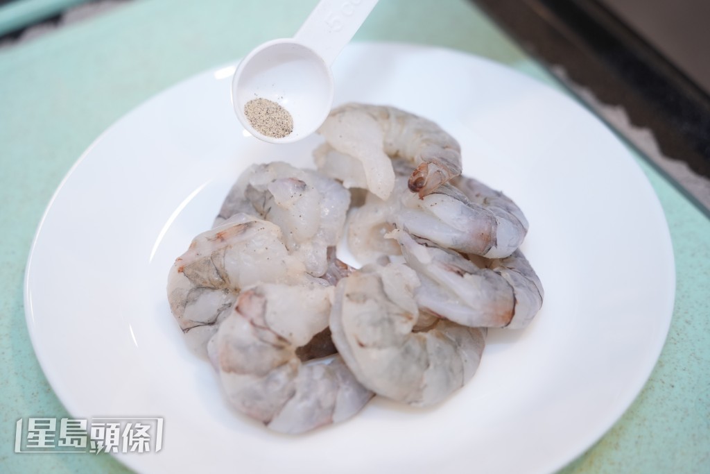 急凍大蝦以調味料略醃，可去除腥味。