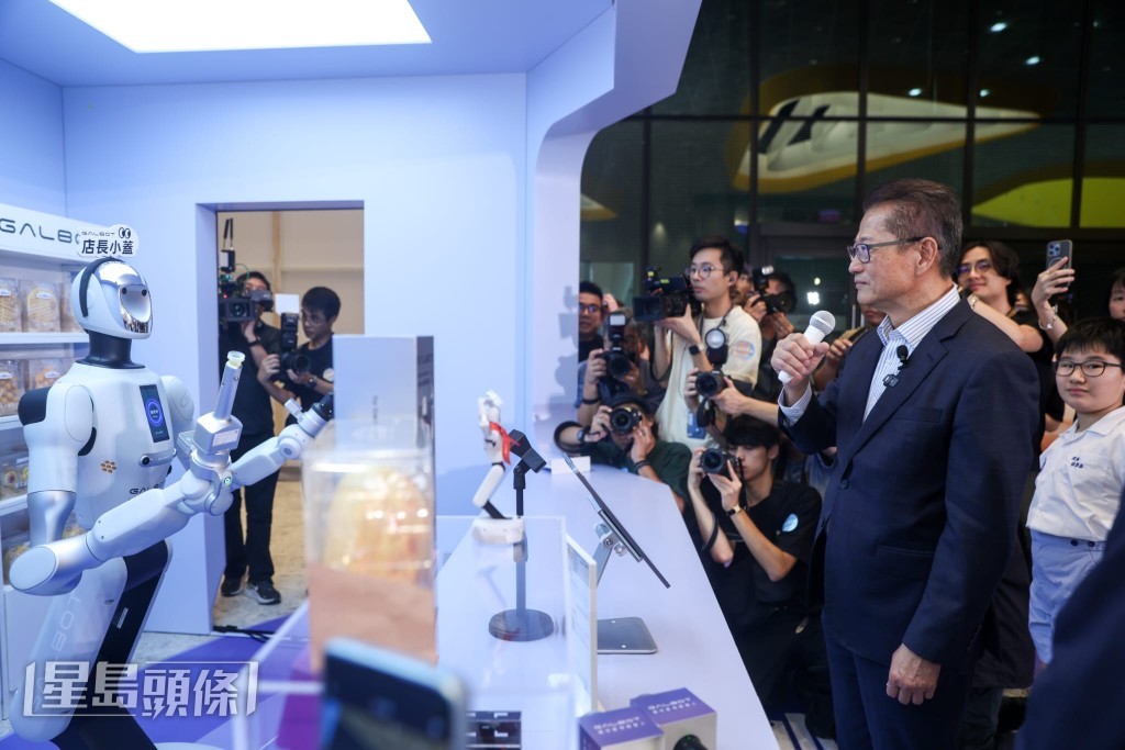 財政司司長陳茂波成為本港Galbot Store的首位顧客。 財政司司長陳茂波成為本港Galbot Store的首位顧客。