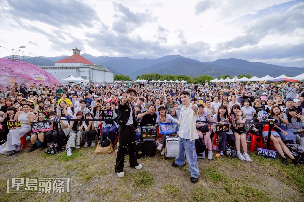 鼓鼓與粉絲大合照。
