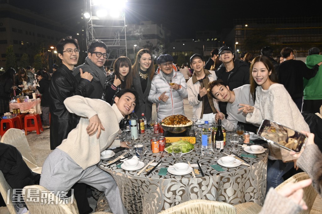 演员开心食盆菜宴，与其他同事更如家人般联谊。