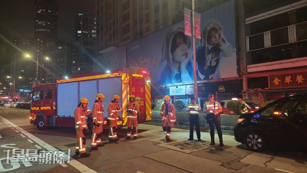 消防到場將男子救出。黎志偉攝 消防到場將男子救出。黎志偉攝