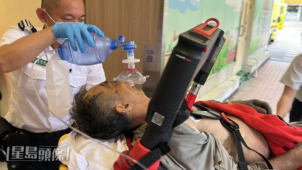 工人昏迷由救護車送院。劉漢權攝 工人昏迷由救護車送院。劉漢權攝