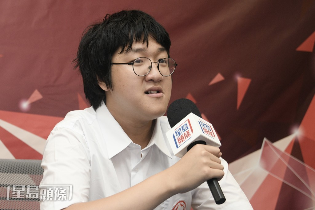 他表示今早才收到老師報喜,自己感到非常驚喜。陳浩元攝 他表示今早才收到老師報喜,自己感到非常驚喜。陳浩元攝