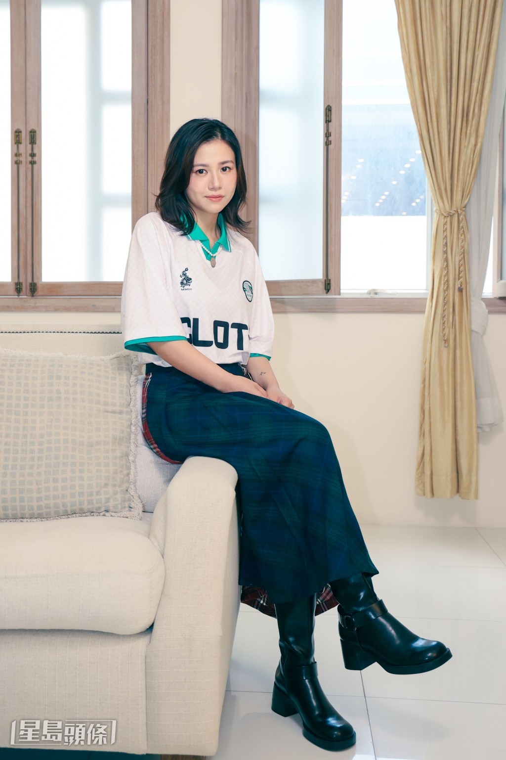 Renci拍《浪花男女》時被滑浪板擊中頭部。 Renci拍《浪花男女》時被滑浪板擊中頭部。