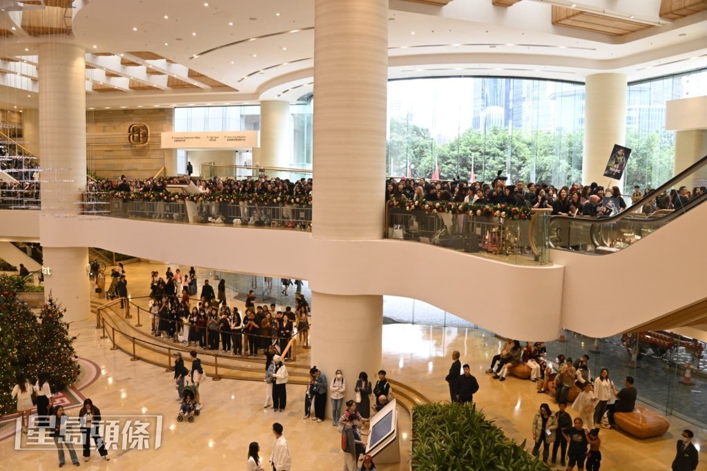 王嘉爾今日（20日）到金鐘為自家服裝品牌宣傳，吸引近千粉絲到場支持。