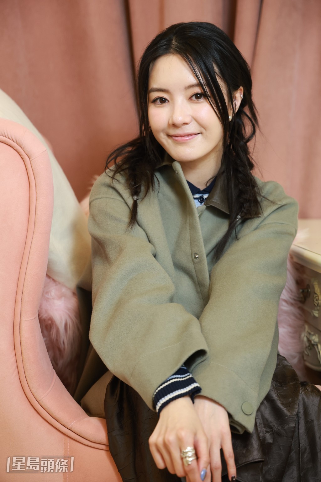 林千渟早前與莫竣名（MCM）為ViuTV節目《入住請敲門V》。