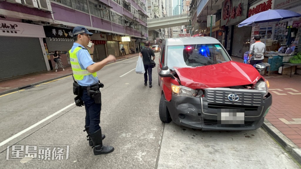 肇事的士車頭損毀。 楊偉亨攝