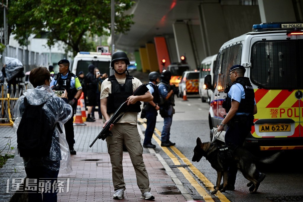 警員持搶上陣。蘇正謙攝